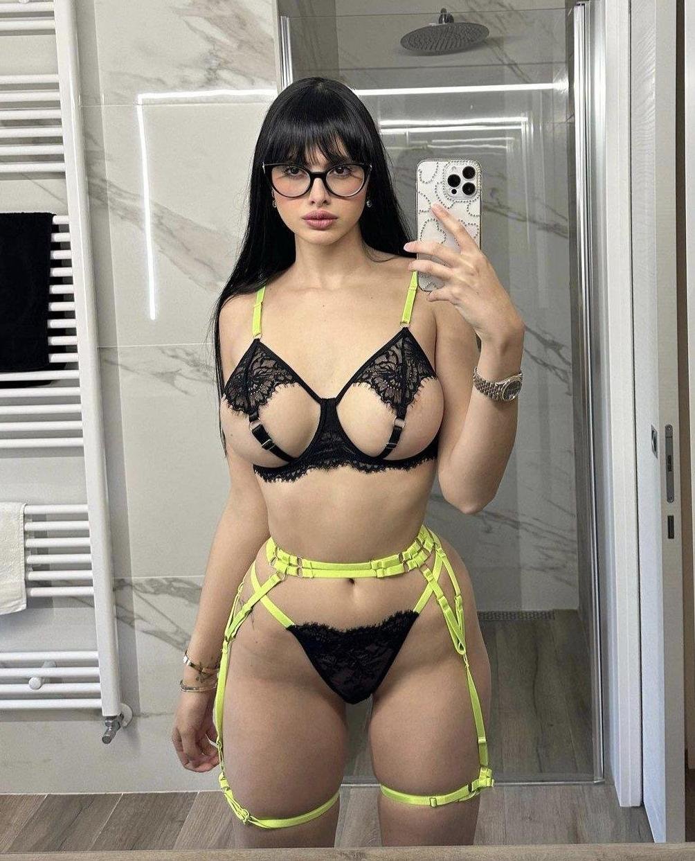 Italian model and #ORwEP9Nt